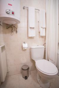 een badkamer met een toilet, een wastafel en handdoeken bij Bright Studio in a Spacious Complex in the Valley by Flat Mаnager in Bansko