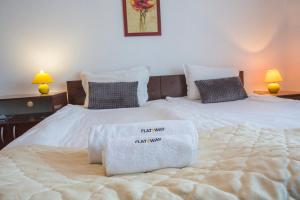 een groot bed met twee kussens en een bordje erop bij Bright Studio in a Spacious Complex in the Valley by Flat Mаnager in Bansko +7 foto's