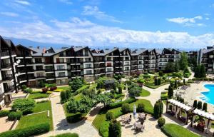 een luchtzicht op een appartementencomplex met een tuin bij Bright Studio in a Spacious Complex in the Valley by Flat Mаnager in Bansko