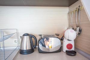 een aanrecht met een broodrooster en een blender bij Bright Studio in a Spacious Complex in the Valley by Flat Mаnager in Bansko