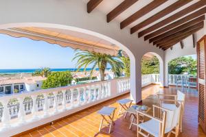 Casa con balcón con vistas al océano en Villa Colors, en Alaior