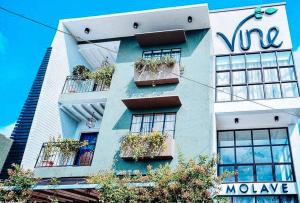 um edifício com vasos de plantas ao lado em RedDoorz @ Vine Molave em Molave