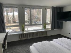 A bed or beds in a room at Zimmer & Appartements am Schloßplatz