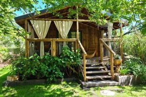 比岡奧的住宿－Camping le Marache，院子中带楼梯的树屋