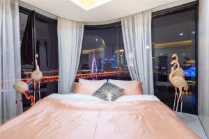 Rúm í herbergi á Baihong Riverview Apartment-Hongya Cave