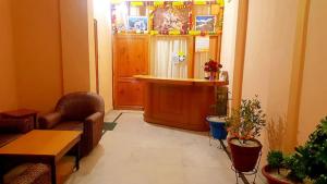 sala de estar con mesa y algunas plantas en HOTEL MOUNTAIN VIEW, en Jyotirmath