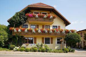 ein Haus mit Blumenkästen auf dem Balkon in der Unterkunft Ferienhof Schlag in Waldmünchen