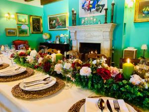 uma sala de jantar com uma mesa com flores e velas em VILLA "Casa al Chiazzullo" em Mirabella Eclano