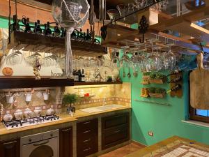 una cucina con molti bicchieri di vino sul muro di VILLA "Casa al Chiazzullo" a Mirabella Eclano