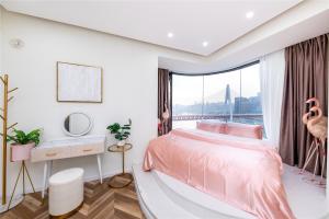 Rúm í herbergi á Baihong Riverview Apartment-Hongya Cave