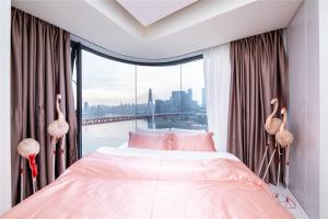 Rúm í herbergi á Baihong Riverview Apartment-Hongya Cave