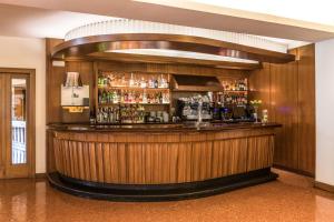 un bar en un hotel con una pared de madera en Hotel Emporda, en Figueres