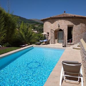 una piscina con sedia e una casa di French Riviera Gaudissard a Vence