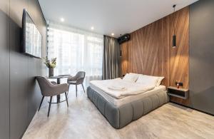 - une chambre avec un lit, une table et des chaises dans l'établissement Апартаменти-студіо "Premium Lux Apartments French Quarter 2" з гідромасажною ванною чи з душем, à Kiev