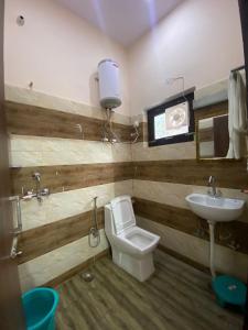 y baño con aseo y lavamanos. en Chirag Homestay Kainchi, en Nainital