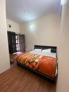 1 dormitorio con 1 cama grande en una habitación en Chirag Homestay Kainchi, en Nainital