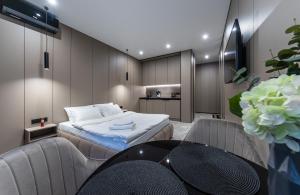 キーウにあるАпартаменти-студіо "Premium Lux Apartments French Quarter 2" з гідромасажною ванною чи з душемのベッドルーム1室(ベッド1台、テーブル、椅子付)