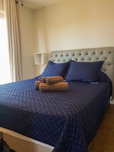 un letto con due asciugamani sopra di Pouso do Sol - Apartamento com Vista Panorâmica em Morro a Morro de São Paulo
