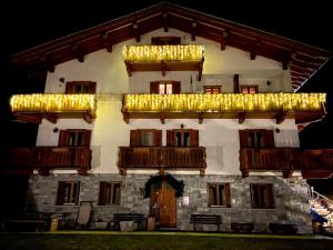 um edifício com um monte de luzes sobre ele em Residence Fior di Roccia em Campodolcino