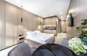 um quarto com uma cama, uma mesa e cadeiras em Апартаменти-студіо "Premium Lux Apartments French Quarter 2" з гідромасажною ванною чи з душем em Kiev