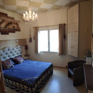 Un dormitorio con una cama azul y una ventana en French Riviera Gaudissard en Vence