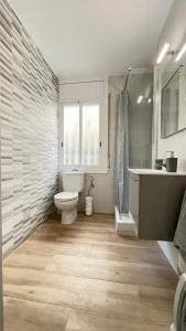 a bathroom with a toilet and a shower and a sink at APARTAMENTO - WIFI FREE - PISCINA - 50 M PLAYA in Salou