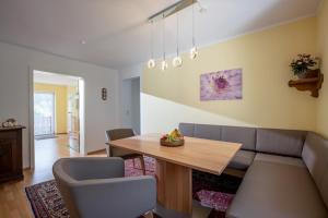 a living room with a table and a couch at Ferienwohnung Wertenauer in Kiefersfelden