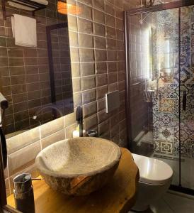 y baño con lavabo de piedra grande y aseo. en Sofia Konaklama, en Estambul