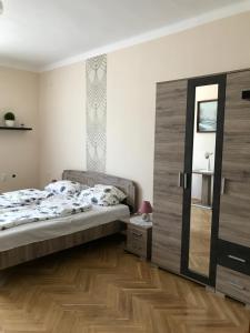 - une chambre avec un lit et du parquet dans l'établissement Vénusz Üdülőcentrum, à Tiszacsege