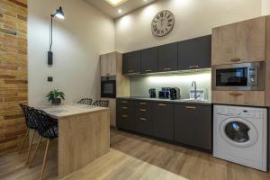 Kuchyňa alebo kuchynka v ubytovaní E12 Boutique Apartments