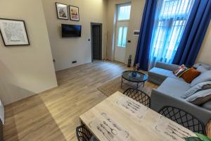 Televízia a/alebo spoločenská miestnosť v ubytovaní E12 Boutique Apartments