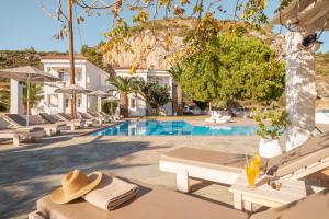 uma villa com piscina e um resort em Princess Tia Hotel em Samos