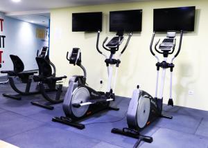 Fitness centrum a/nebo fitness zařízení v ubytování The Ray Hotel and Studios