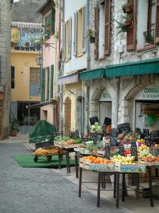 una calle con mesas llenas de frutas y verduras en French Riviera Gaudissard en Vence