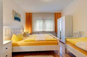 a bedroom with two beds and a window at Haus Am Wald in Ahlbeck