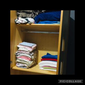 un placard avec quelques serviettes pliées. dans l'établissement Apartamento para temporada perto do aeroporto de Brasilia, à Brasilia