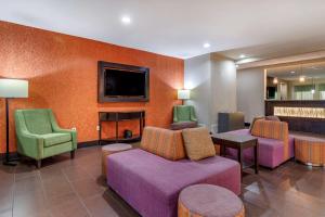 een woonkamer met meubels en een flatscreen-tv bij Comfort Suites in Georgetown