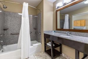 Koupelna v ubytování Comfort Suites
