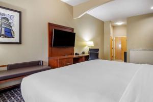Postel nebo postele na pokoji v ubytování Comfort Suites