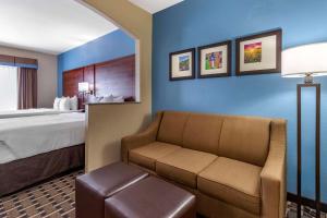 Postel nebo postele na pokoji v ubytování Comfort Suites
