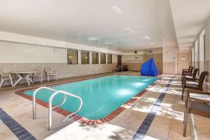 Bazén v ubytování Comfort Suites nebo v jeho okolí