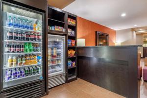Kuchyň nebo kuchyňský kout v ubytování Comfort Suites