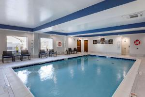 Басейн в или близо до Comfort Suites St Louis - Sunset Hills