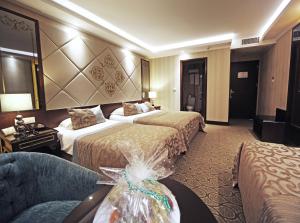 A bed or beds in a room at The Parma Hotel Downtown