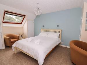 Кровать или кровати в номере Oak Tree Cottage