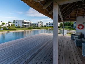 drewniany taras z widokiem na basen w obiekcie Relaxing Apartment Stay in Zsira w mieście Zsira +19 zdjęć