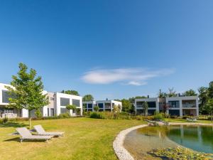 una casa con césped y piscina en Elite Holiday Home in Lutzmannsburg with Pool, en Zsira