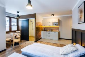 Ein Bett oder Betten in einem Zimmer der Unterkunft Przystanek Babia Apartamenty