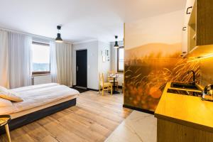 Ein Bett oder Betten in einem Zimmer der Unterkunft Przystanek Babia Apartamenty