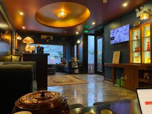 TV a/nebo společenská místnost v ubytování Sapa House Hotel Halal Certified